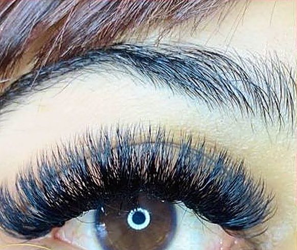 Full volume eyelash extensions on a brown eye – Ellie Beauty, Singapore