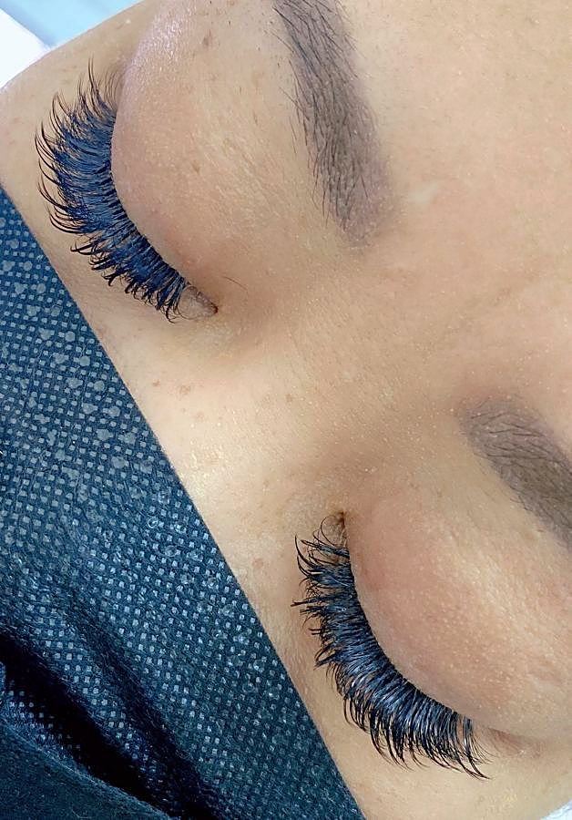 Blue-black cat-eye lash set, side view – Ellie Beauty, Singapore