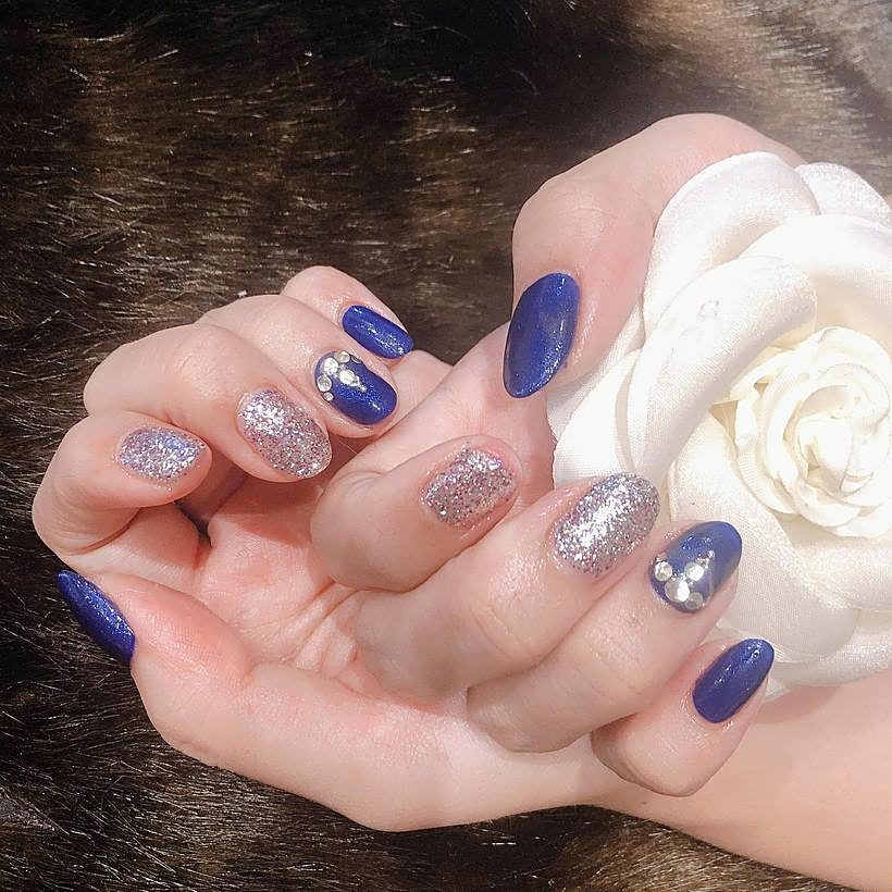 Glitter and navy gel nails – Ellie Beauty, Singapore
