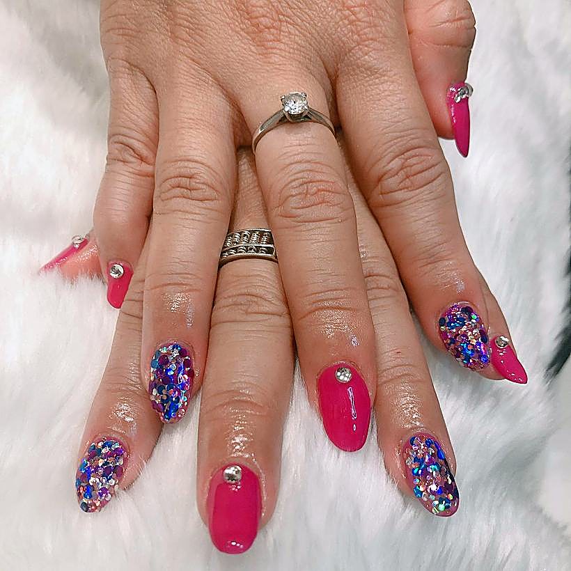Pink gel nails with crystals – Ellie Beauty, Singapore