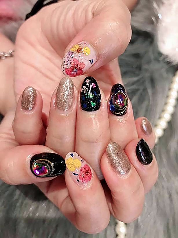 Black and gold gel nail art – Ellie Beauty, Singapore