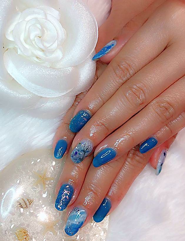 Blue gel nails with glitter – Ellie Beauty, Singapore