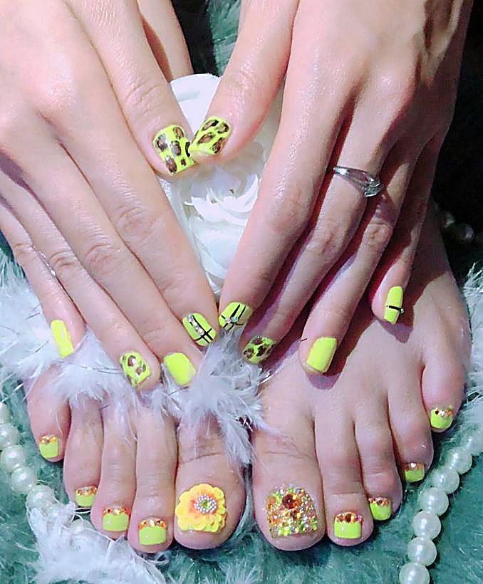 Neon gel pedicure and manicure – Ellie Beauty, Singapore